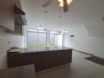 Se vende espaciosa casa en condominio de San Miguel Heredia 26-275