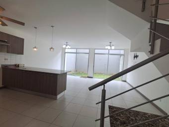 Se vende espaciosa casa en condominio de San Miguel Heredia 26-275