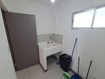 Se vende espaciosa casa en condominio de San Miguel Heredia 26-275