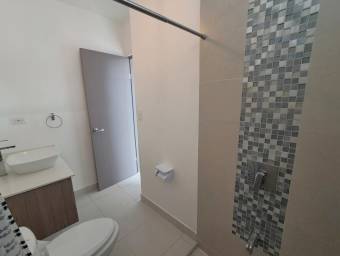 Se vende espaciosa casa en condominio de San Miguel Heredia 26-275