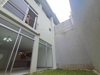 Se vende espaciosa casa en condominio de San Miguel Heredia 26-275