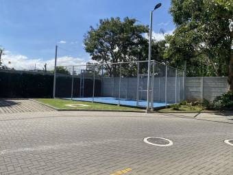 Se vende moderna casa en condominio de Santo Tomas Heredia 26-303