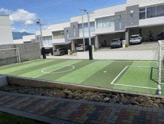 Se vende moderna casa en condominio de Santo Tomas Heredia 26-303