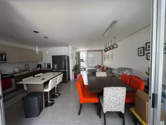 Se vende moderna casa en condominio de Santo Tomas Heredia 26-303