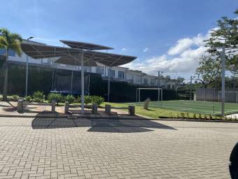 Se vende moderna casa en condominio de Santo Tomas Heredia 26-303