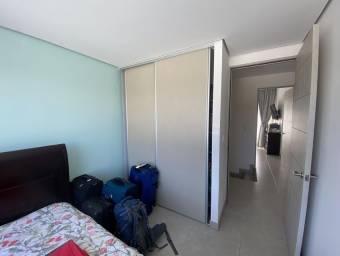 Se vende moderna casa en condominio de Santo Tomas Heredia 26-303