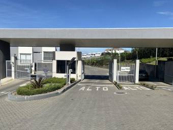 Se vende moderna casa en condominio de Santo Tomas Heredia 26-303