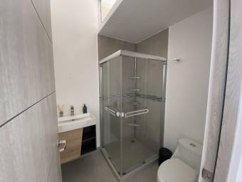 Se vende moderna casa en condominio de Santo Tomas Heredia 26-303