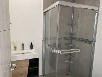 Se vende moderna casa en condominio de Santo Tomas Heredia 26-303