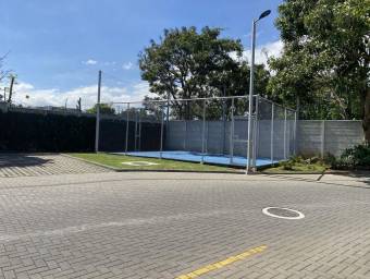 Se vende moderna casa en condominio de Santo Tomas Heredia 26-303