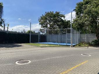 Se vende moderna casa en condominio de Santo Tomas Heredia 26-303