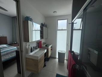 Se vende moderna casa en condominio de Santo Tomas Heredia 26-303