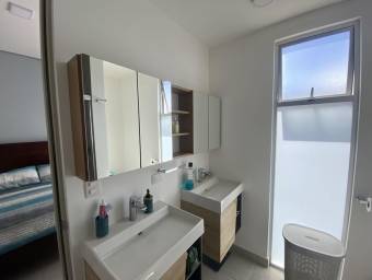 Se vende moderna casa en condominio de Santo Tomas Heredia 26-303