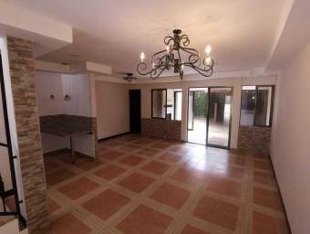 Se vende espaciosa casa con terraza en San Francisco de Heredia 26-372