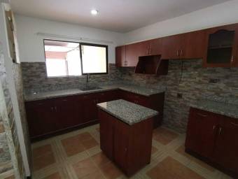 Se vende espaciosa casa con terraza en San Francisco de Heredia 26-372