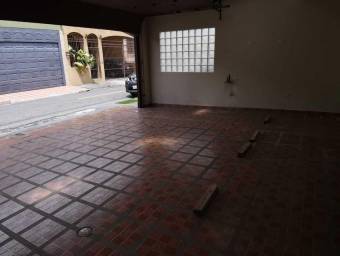 Se vende espaciosa casa con terraza en San Francisco de Heredia 26-372