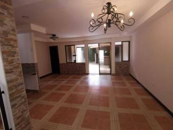 Se vende espaciosa casa con terraza en San Francisco de Heredia 26-372