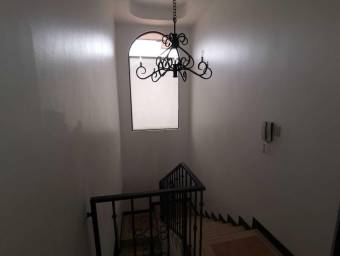 Se vende espaciosa casa con terraza en San Francisco de Heredia 26-372