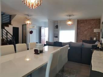 Se vende moderna casa con terraza en San Pablo Heredia 25-1004