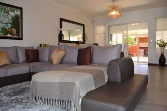 Se vende moderna casa con terraza en San Pablo Heredia 25-1004