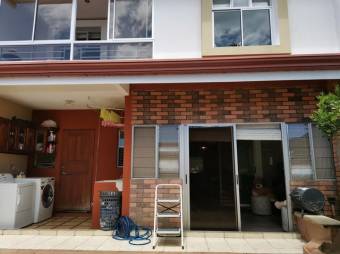 Se vende moderna casa con terraza en San Pablo Heredia 25-1004