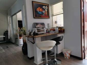 Se vende moderna casa con terraza en San Pablo Heredia 25-1004