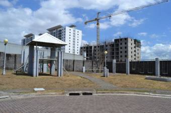 Se vende moderna casa con terraza en San Pablo Heredia 25-1004