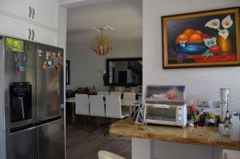 Se vende moderna casa con terraza en San Pablo Heredia 25-1004