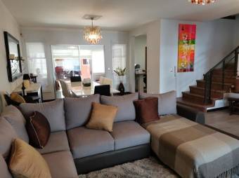 Se vende moderna casa con terraza en San Pablo Heredia 25-1004