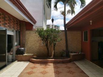 Se vende moderna casa con terraza en San Pablo Heredia 25-1004