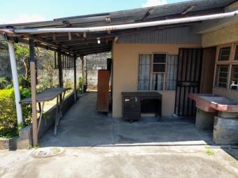 Se vende espaciosa casa con uso mixto en Santa Barbara Heredia 25-187
