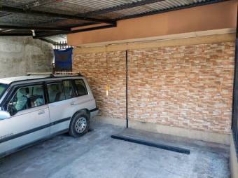 Se vende espaciosa casa con uso mixto en Santa Barbara Heredia 25-187