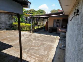 Se vende espaciosa casa con uso mixto en Santa Barbara Heredia 25-187