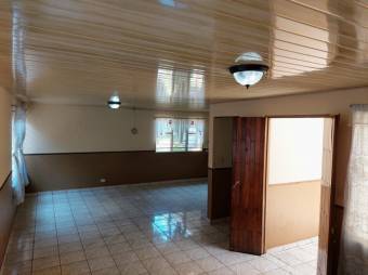 Se vende espaciosa casa con uso mixto en Santa Barbara Heredia 25-187