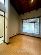 $2.000 Escazu casa con jardin en alquiler /292 metros, 1 piso