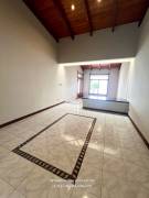 $2.000 Escazu casa con jardin en alquiler /292 metros, 1 piso