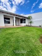 $2.000 Escazu casa con jardin en alquiler /292 metros, 1 piso