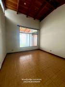 $2.000 Escazu casa con jardin en alquiler /292 metros, 1 piso