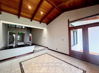$2.000 Escazu casa con jardin en alquiler /292 metros, 1 piso