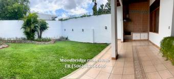 $2.000 Escazu casa con jardin en alquiler /292 metros, 1 piso