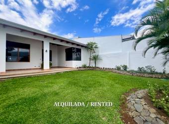 $2.000 Escazu casa con jardin en alquiler /292 metros, 1 piso