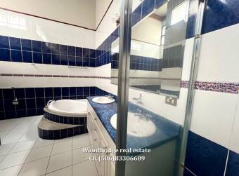 $2.000 Escazu casa con jardin en alquiler /292 metros, 1 piso