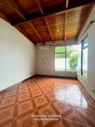 $2.000 Escazu casa con jardin en alquiler /292 metros, 1 piso