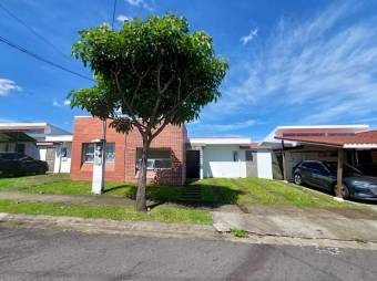 Se vende moderna casa con patio en condominio de San Antonio Belén 26-619