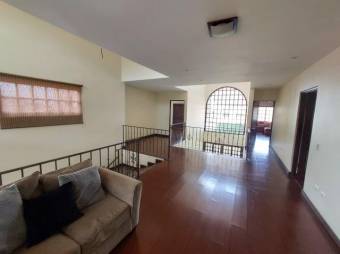 Se vende espaciosa casa con patio y terraza en San Miguel de Heredia 26-693