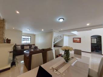 Se vende espaciosa casa con patio y terraza en San Miguel de Heredia 26-693