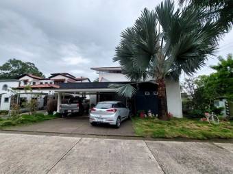 Se vende amplia propiedad con 2 casas en Santo Domingo Heredia 26-280