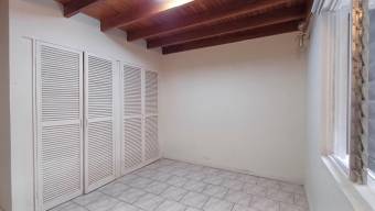 Se alquila espaciosa casa en San Pedro de Montes de Oca 26-872