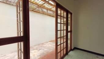 Se alquila espaciosa casa en San Pedro de Montes de Oca 26-872