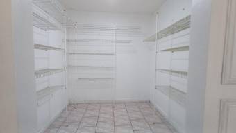 Se alquila espaciosa casa en San Pedro de Montes de Oca 26-872